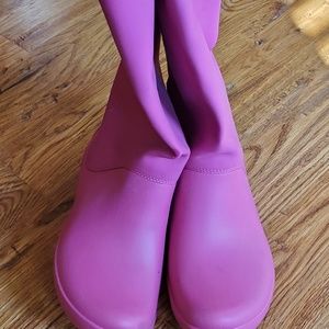 Pink croc rain boots size 8
